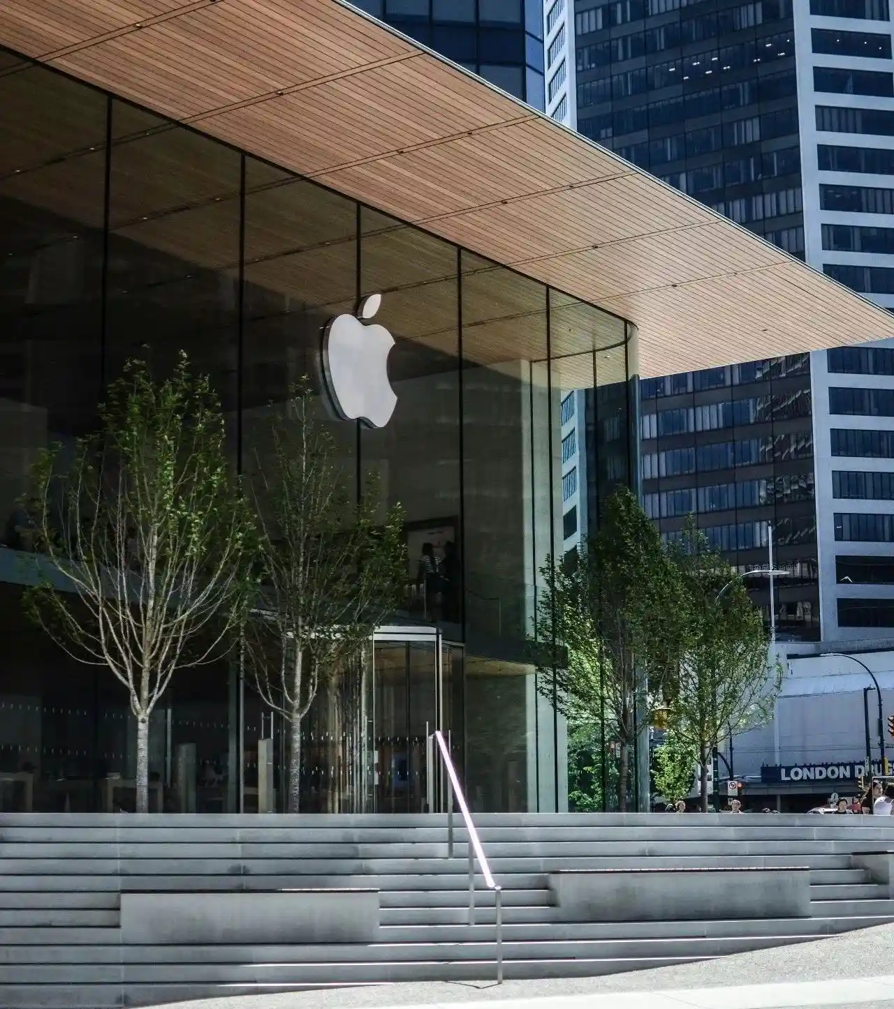 苹果考察谷歌，将会在几周内决定，自研还是借助第三方 AI 模型去开发新版 Siri